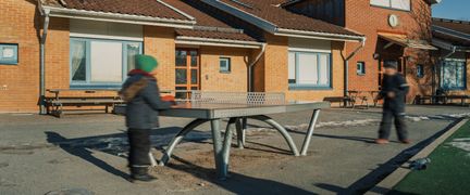 Några barn som spelar bordtennis utanför Lillebyskolan.