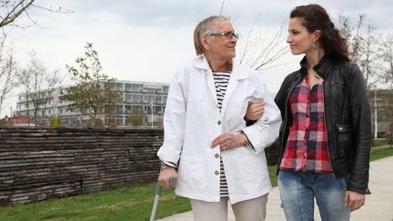 Äldre dam som ledsagas av en ung person