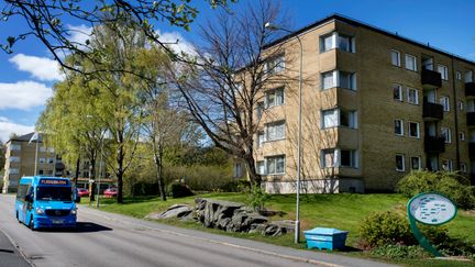 Flexlinjen kör förbi ett bostadsområde.