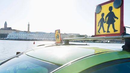 Grön färdtjänstbil parkerad vid Eriksbergs kajkant.