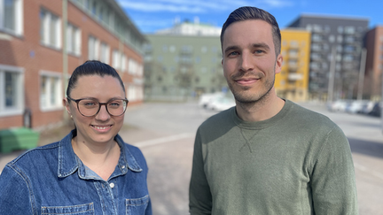 Bilden visar de två deltagarna Hanna Söderqvist och Carl Aldebert som gått traineeprogrammet.