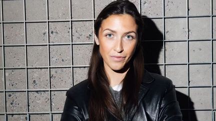 Porträttbild på journalisten och författaren Amanda Hällsten.