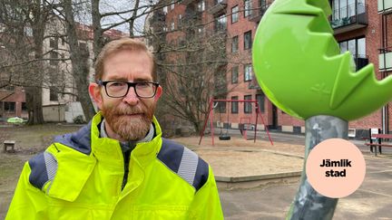 Stefan Pettersson säkerhetsbesiktigar Stampens lekplats