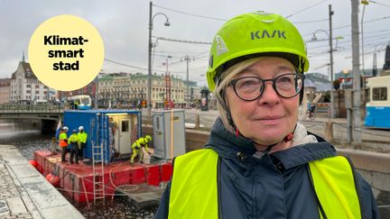 Miljöhandläggare Maria Aronsson vid slussen i intill Drottningtorget, i bakgrunden pågår arbete i vattnet. 