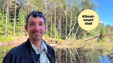 Xavier de Maupeou dAbleiges framför våtmarken i Vråssered.