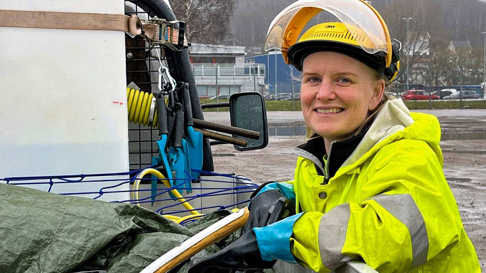 Jättelokan bekämpas med spadar, hackor och spett