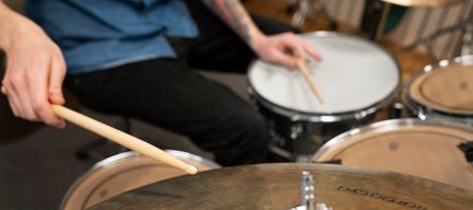 Närbild på person som spelar trummor