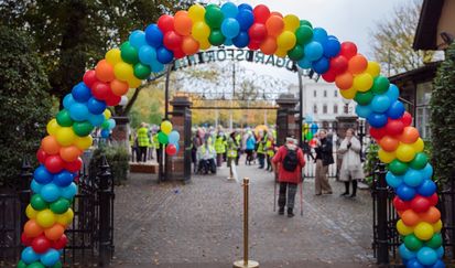 Starten och målet för Rullatorloppet 2022 pryddes av en båge av regnbågsfärgade ballonger.