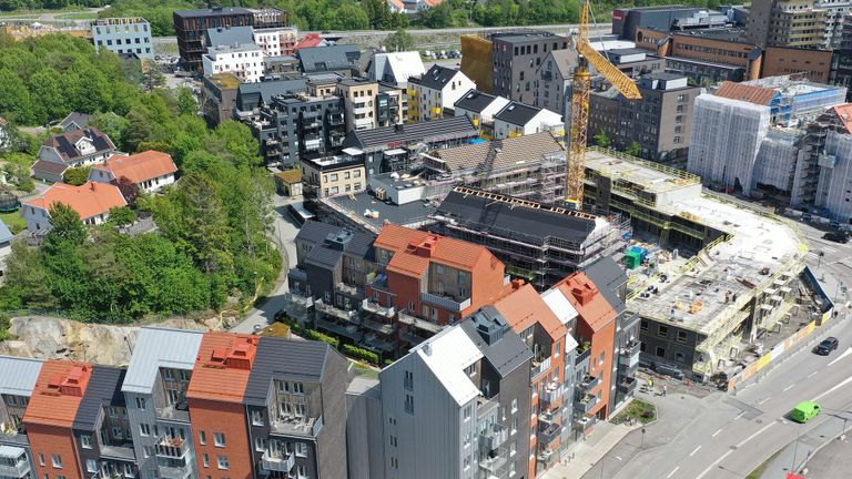 Bild av bostäder i Nya Hovås. Byggnader i grått, rödbrunt och svart nyans.