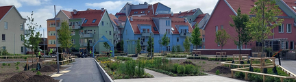 Bild på Flygparken, sittgradänger och en blå pergola. 