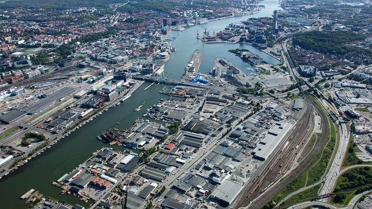Flygbild över hela Älvstaden med Göta Älv i mitten och södra och norra Älvstranden på sidorna