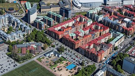 Flygvy av Engelbrektsgatan med bilväg och byggnader med rött tak.