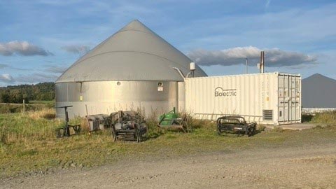 Biogasanläggning på bondgård med en byggnad plus en silo