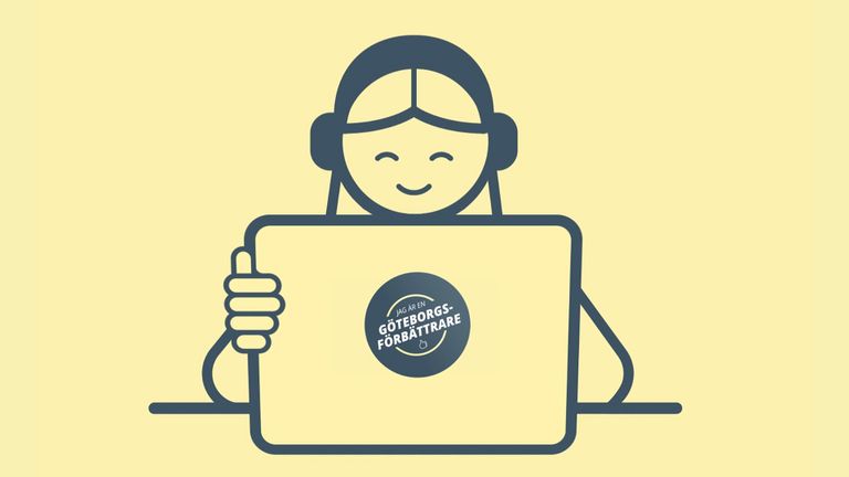 Kvinna sitter framför dator.