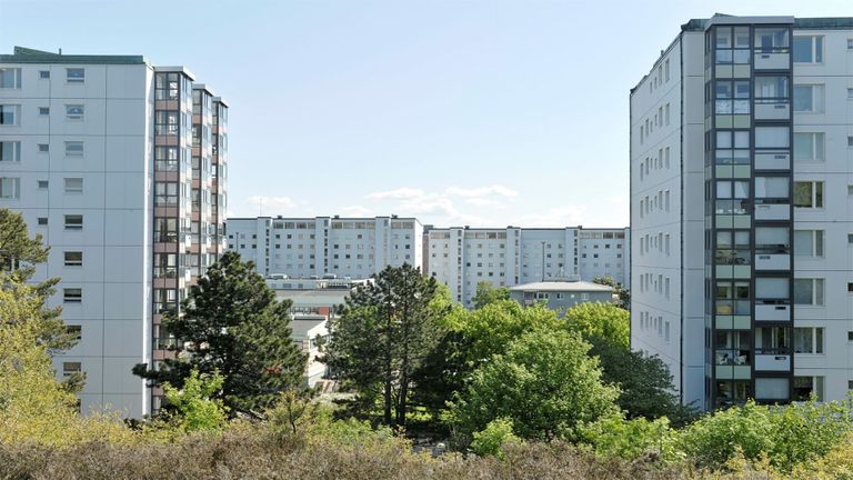 Vita lägenhetsbyggnader i Hammarkulllen.