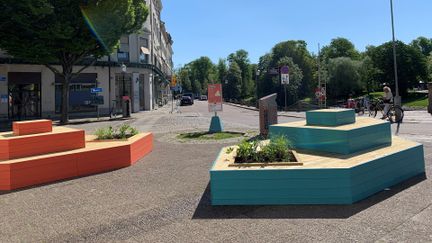 Bild på olika typer av planteringar och slätt underlag som ska göra platsen mer tillgänglig