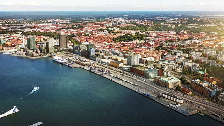 Flygbild över Masthuggskajen en solig sommardag. En färja närmar sig kajen från vattnet.