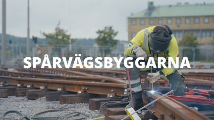 Bild av arbetare som lägger spår för spårväg och det i bilden finns texten Spårvägsbyggarna