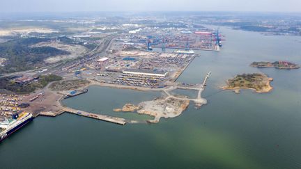 Flygvy över Arendals hamn med utökad markyta.