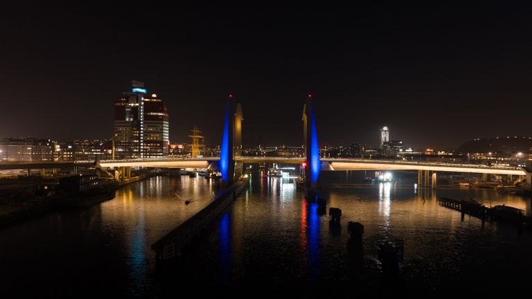 Hisingsbron kvälltid upplyst med blå belysning.