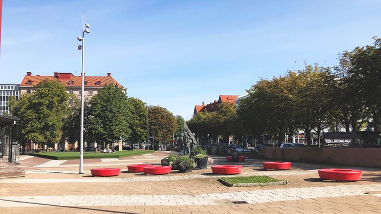 Olof Palmes plats i dag är stenläggning med några runda röda sittplatser