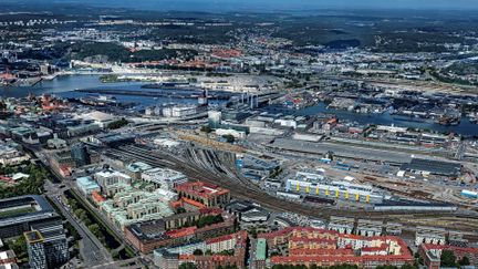 Flygvy över centralstationens bangård, med sammankopplande tågspår.