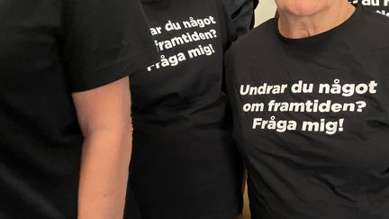 Svarta t-shirtar med budskap på