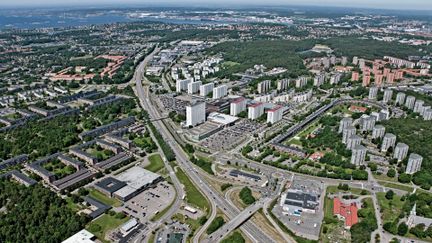 Flygbild över Frölunda-Högsbo med vägar, högus och man kan se havet i horisonten 