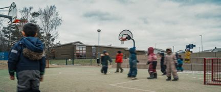 En multiarena utanför Nya Skolan Länsmansgården med en grupp barn i fokus.