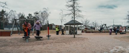 En lekplats med några barn utanför Nya Skolan Länsmansgården.