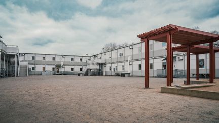 Nya Skolan Länsmansgårdens skolgård med några av skolbyggnaderna i bakgrunden.
