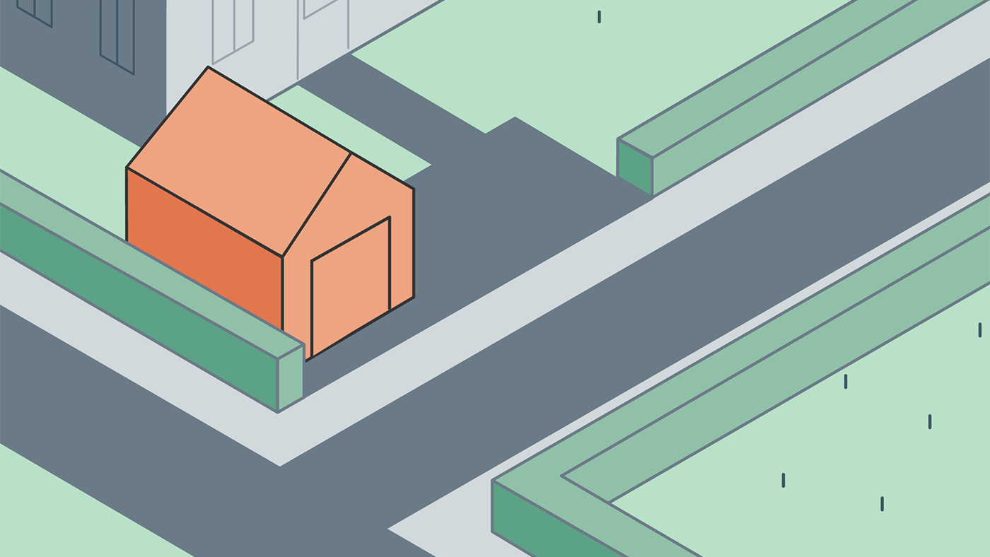 En tomt med hus och garage. Garaget &auml;r placerat n&auml;ra v&auml;g och en h&auml;ck ligger t&auml;tt intill garaget.