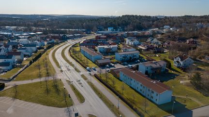 En väg genom ett bostadsområde