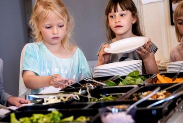 Elever som tar mat i skolbespisningen