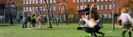  En grupp barn som leker på skolgården framför skolbyggnaden. Foto: Jafar Alwash