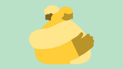 Två personer som omfamnar varandra i en kram