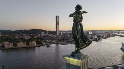 Ett foto av Sjömanshustrun med hamninloppet nedanför. Foto Göteborgs Stad.