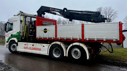 Kranbil märkt med texten hundra procent eldriven