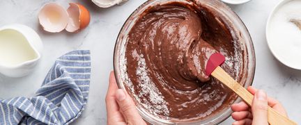 En person rör i en chokladsmet.