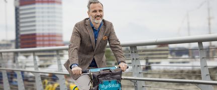 Man som cyklar med styr & ställ över Hisingsbron.