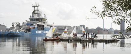 Vattenvy med segelbåtar. 