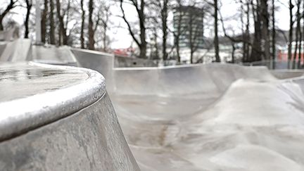 närbild på en betongramp 