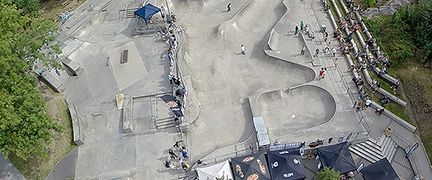ett flygfoto över Actionpark. Gråa betongramper och gröna träd i utkanten av parken.