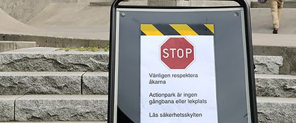 En varningsskylt där det står: Vänligen respektera åkarna. Actionpark är ingen gångbana eller lekplats