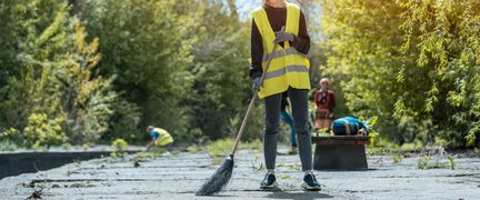 En person sopar i en park.