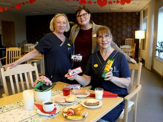 Specialistundersköterska Sirkka Koskinen, enhetschef Tia Edlund och undersköterska Tiina Franck med den finska maten som gjort succé och väckt både samtal, minnen och matlust till liv. Foto: Veronika Halonen