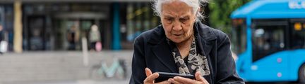 Kvinna tittar i sin telefon