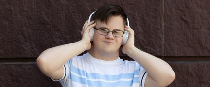 En person lyssnar på musik i hörlurat.