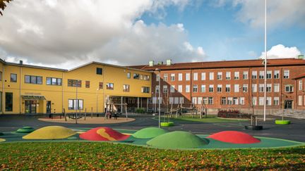 Gamlestadsskolans skolgård med skolbyggnaderna i bakgrunden.
