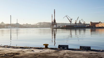 Göteborg siluett med hamnkranar i Frihamnen